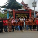 mahasiswa KKN UNIKAMA 2018 bersama perangkat desa dan dosen pembimbing lapangan