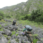 tim hiking menuju puncak-min