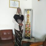 Utari Riambarwati dengan beberapa penghargaan seperti penghargaan pelestarian sejarah, women inspiration, dan lain-lain