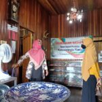 Utari Riambarwati memberikan edukasi sejarah kepada pengunjun Anjungan Sampit (28 April 2022)