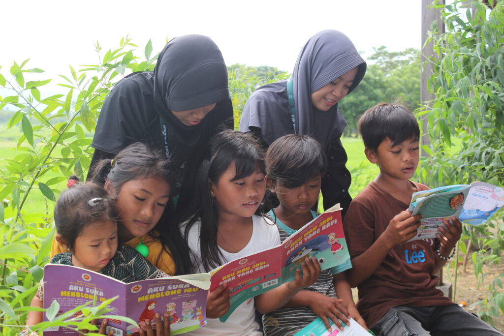 Anak-anak di Bulu'rinring Membaca Buku