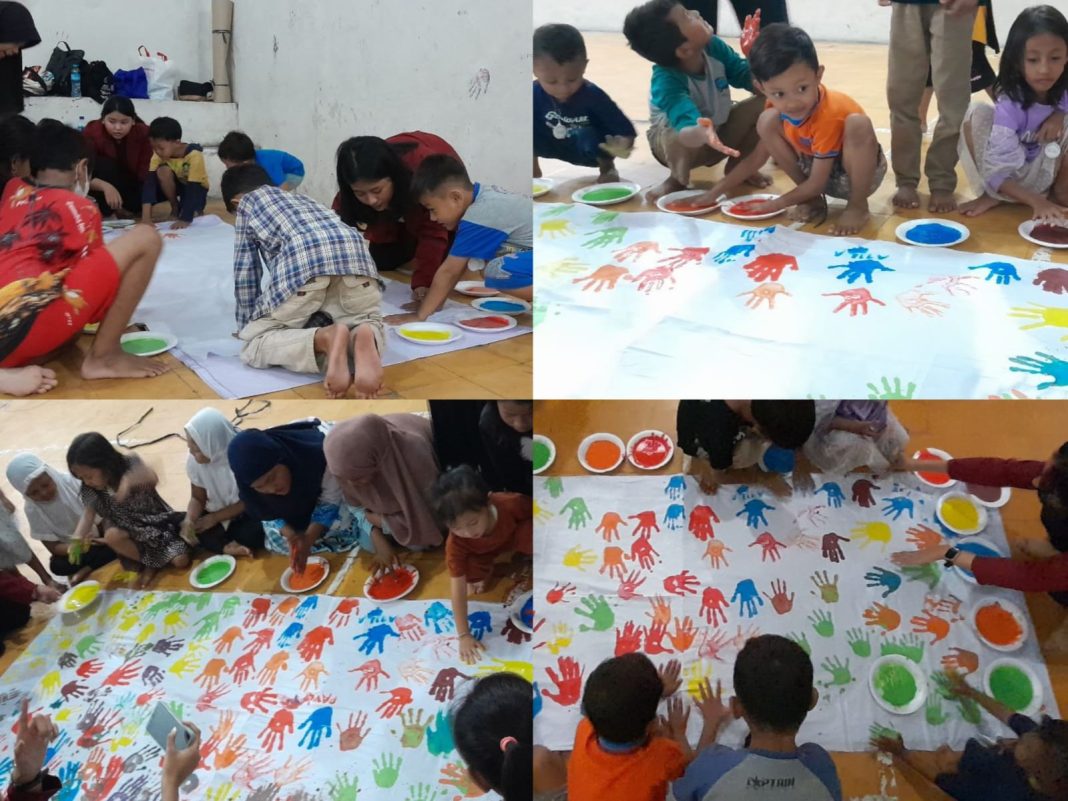 Anak-anak Komunitas Harapan melakukan finger painting